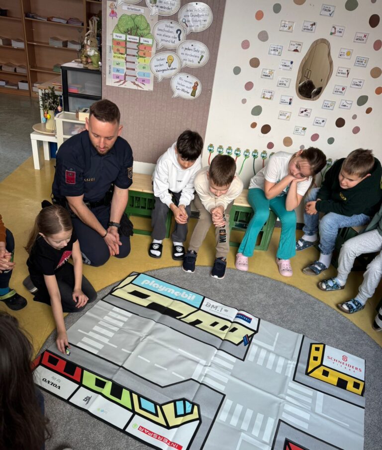 Polizei Kapfenberg zu Besuch in den 2. Klassen – Straßensicherheit im Fokus