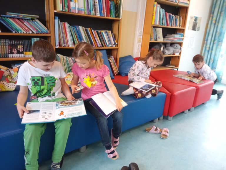 Freude am Lesen bei den Besuchen der Bücherei